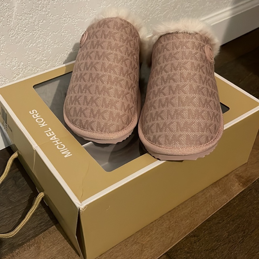 NWT! Beautiful Blush MK Monogram Slippers Ready to gift 🎁 - Picture 3 of 5